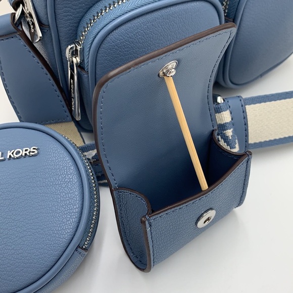 Michael Kors Jet Set Md Leather
Crossbody Bag with Case for Apple
AirPods Pro - Picture 15 of 16